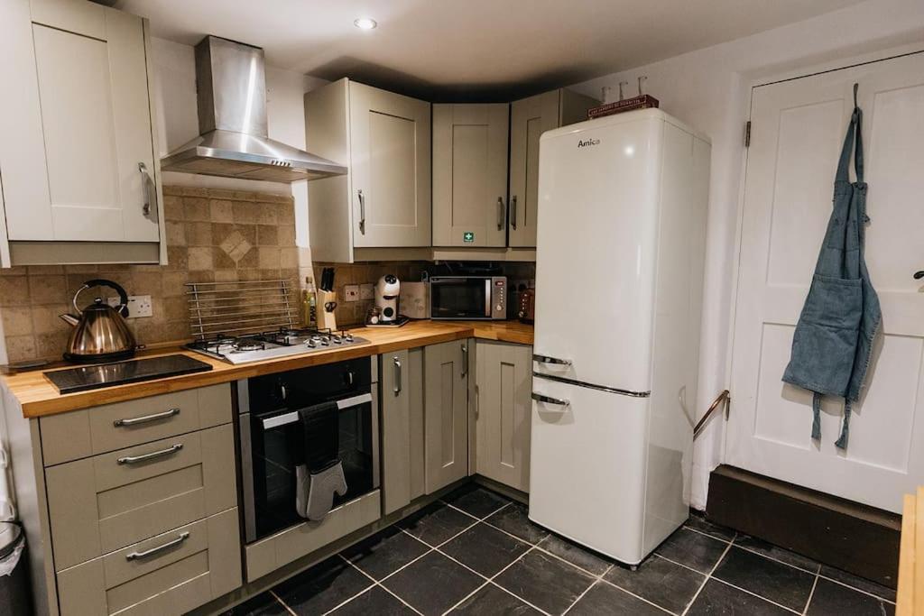 Fryers Cottage - Beautiful 2 Bedroom Town & Country Cottage On Edge Of Peak District Wirksworth Exterior photo